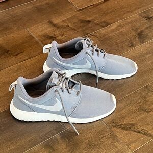 Nike Women’s Roshe Run Sneakers